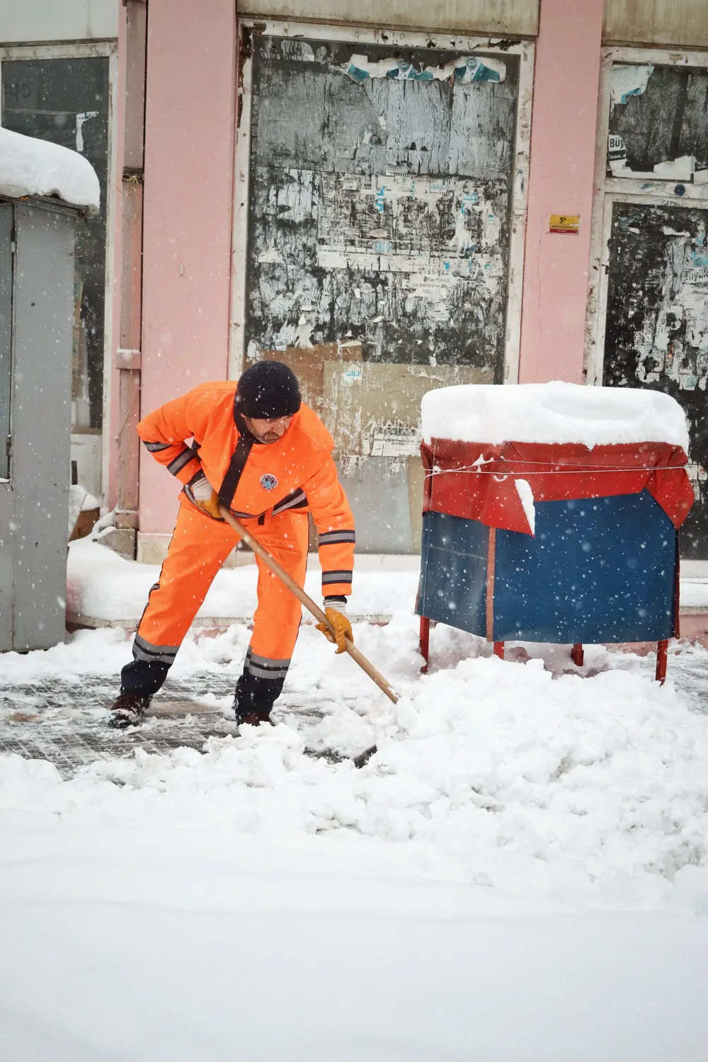Geräumter Gehweg nach dem Winterdienst – sicher begehbar